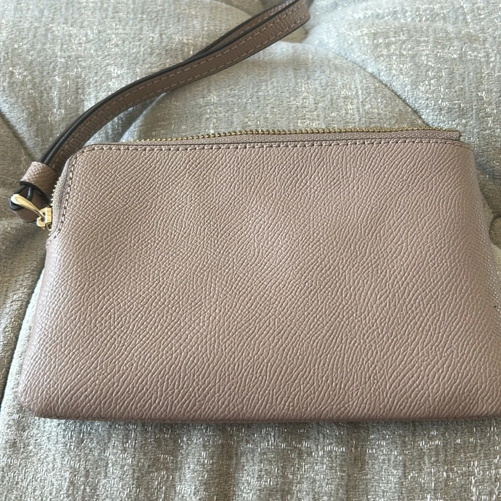 Coach wristlet 4 inches tall x‎ 6 1/2 wide